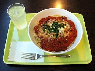 ソーセージとキャベツのピリ辛トマトソーススパゲティ（ドマーニ）