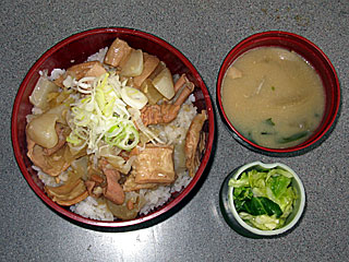 もつ煮込丼（どんぶり亭）