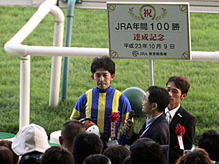 福永祐一騎手JRA年間100勝達成