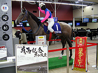 メイショウサムソン馬像