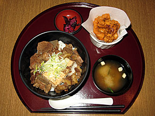 牛肉豆腐丼＆タコの唐揚げ（ニユートーキヨー）