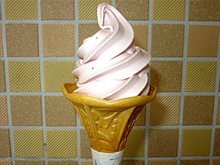 あまおう苺ソフトクリーム(小倉競馬場)