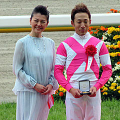 南野陽子＆藤岡佑介（NHKマイルカップ表彰式）