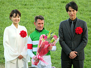 葵わかな&M.デムーロ&中川大志(ホープフルステークス表彰式)