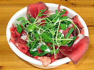 こぼれローストビーフ丼〔TSURUMI DINING〕