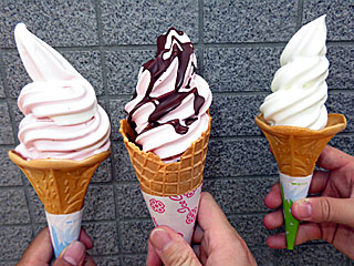 イチゴミルクミックスソフトクリーム＆イチゴチョコレートソフトクリーム＆北海道生乳ミルクソフトクリーム〔Twodays〕