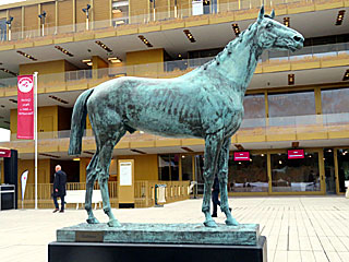 グラディアトゥール馬像＠パリロンシャン競馬場