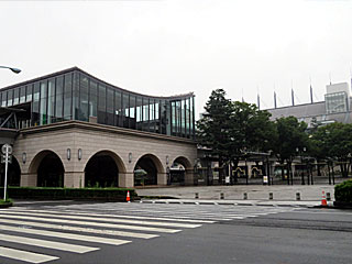 東京競馬場正門