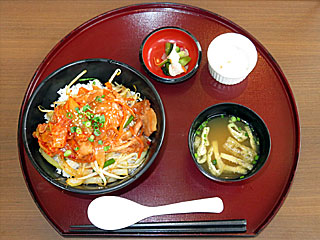 豚キムチ丼〔ニユートーキヨー〕