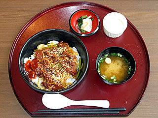 牛カルビ丼〔ニユートーキヨー〕