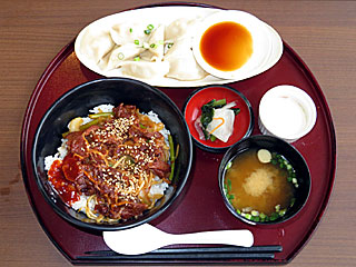 牛カルビ丼&三元豚の水餃子〔ニユートーキヨー〕